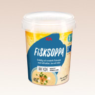 En förpackning med fisksoppa står på en enfärgad bakgrund.