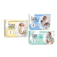 Tre förpackningar med blöjor ligger bredvid varandra.