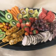 Mia`s favoritfat - Upplagt fat med skivat kött, kycklingspett och ett urval frukter och grönsaker.