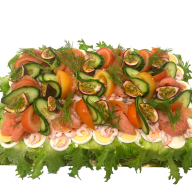 En dekorerad smörgåstårta toppad med räkor, skivade ägg, lax, gurka, tomat och dill.
