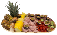 Ett serveringsfat med skivade frukter, kallskuret kött och halverade passionsfrukter.