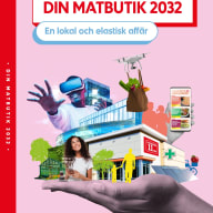 En hand håller en modell av en butik med personer, drönare och virtuell verklighet-utrustning ovanpå. Text på svenska syns i bilden.