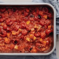 en plåt med rostade rotfrukter och tomater