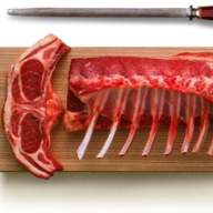 En bit kött ligger på en skärbräda bredvid en kökskniv.