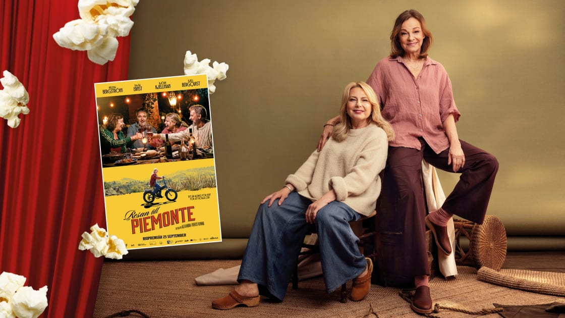 Popcorn och bio-draperi samt filmaffischen för filmen Resan till Piemonte. Till höger i bild sitter Helena Bergström och Kajsa Ernst, två av skådespelarna i filmen. Är du stammis hos ICA kan du just nu tävla om biobiljetter till filmen som har premiär 25 september.