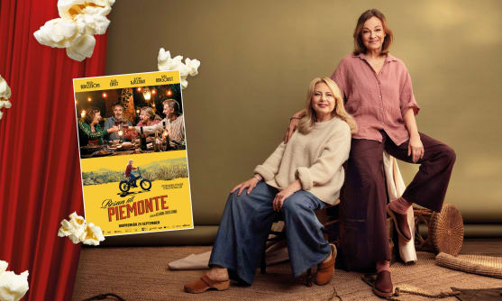 Popcorn och bio-draperi samt filmaffischen för filmen Resan till Piemonte. Till höger i bild sitter Helena Bergström och Kajsa Ernst, två av skådespelarna i filmen. Är du stammis hos ICA kan du just nu tävla om biobiljetter till filmen som har premiär 25 september.