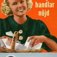 En person ler och håller i en korg med pappersvaror framför en reklamskylt för Hakons.