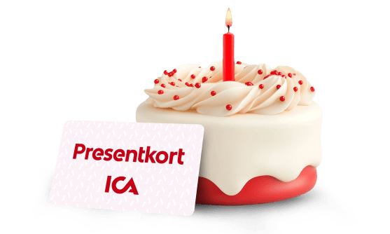 En gräddtårta med ett tänt ljus på. Bredvid tårtan står ett kort med texten Presentkort ICA.