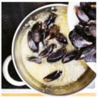 5. Lägg i musslorna
