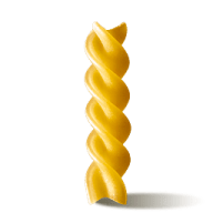 En spiralformad pasta står upprätt mot en vit bakgrund.