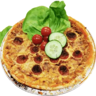 En paj med sallad, tomater och gurkskivor på toppen ligger på en tallrik.