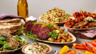 välfyllt bort med flera olika fat fyllda med meze och medelhavsrätter så som paprikor, röror, och olivolja