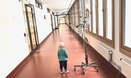 Barn i sjukhusmiljö.