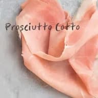 En skiva prosciutto cotto ligger på en yta med texten 