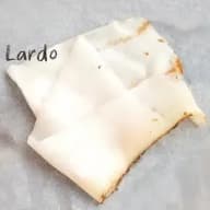 En bit vitt fett ligger på en yta med texten 