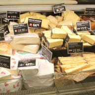 Prismärkta ostar i en delikatessdisk.