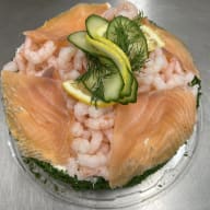 Rund smörgåstårta med räkor, lax, gurka, citron, dill.