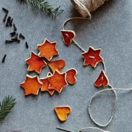 En girlang av torkade apelsinskalsbitar formade som stjärnor och hjärtan, på jutesnöre.