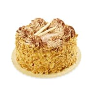 Tårta med rostade mandelspån, chokladgrädde och vit choklad på toppen.