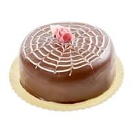 Tårta täckt av chokladglasyr med vitt mönster och vacker rosa marsipanros som dekoration.
