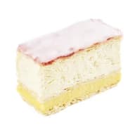 Klassisk napoleonbakelse med fluffig grädde, vaniljkräm och rosa glasyr.