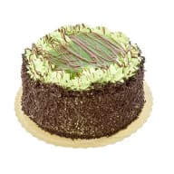 Tårta med ljusgrön grädde, chokladströssel runt om och chokladränder på toppen.