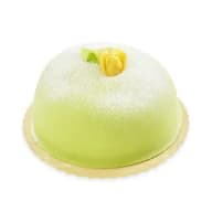Klassisk prinsesstårta med grön marsipan och dekorerad med gul marsipanros, redo för kalas eller fika i vardagen.