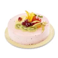 Tårta med rosa moussebas och fräscha frukter som kiwi, jordgubbe och druvor ovanpå.