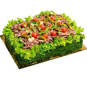 Smörgåstårta dekorerad med rostbiff, cornichoner, tomater och sallad.