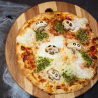 Pizza med champinjoner som ser ut som döskallar.