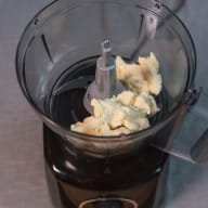 En matberedare innehåller bitar av smör eller margarin och en metallkniv.