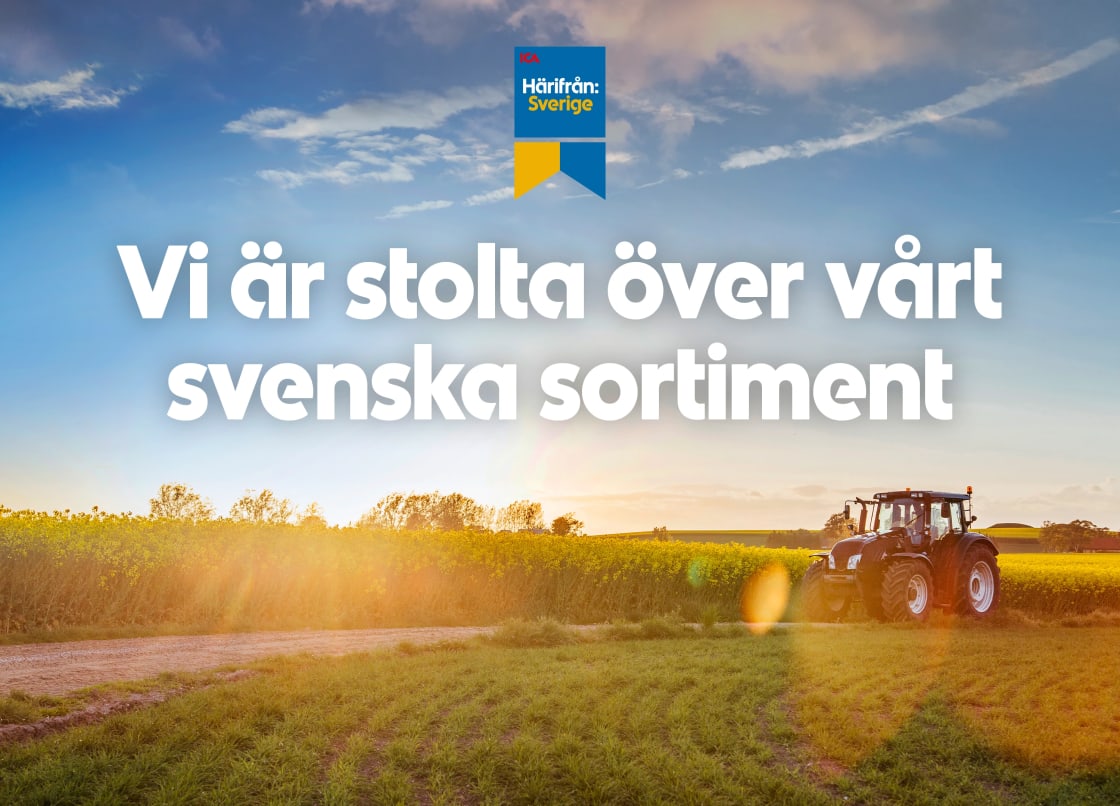 En traktor står på ett fält med en skörd under en himmel med moln.