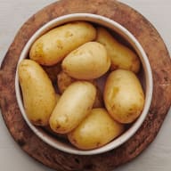 En skål med kokt potatis