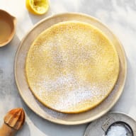 En citronkladdkaka me dflorsocker på toppen.