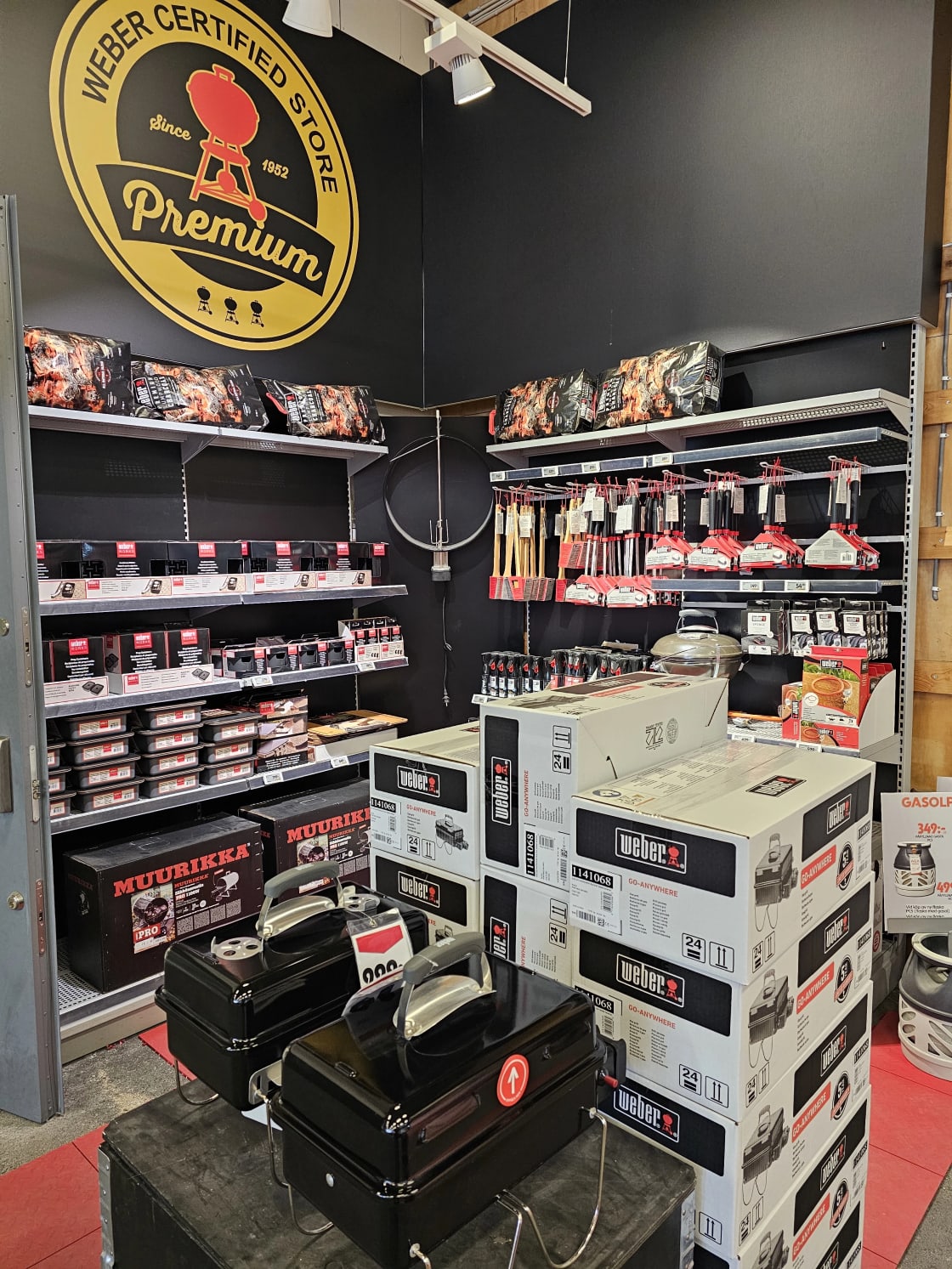Visar vår Weber grillavdelning.