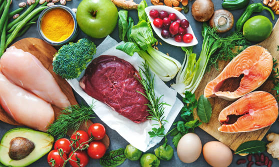 Frukt, kött och andra råvaror på ett bord