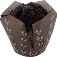 En chokladmuffin i tulpanformad pappersform med synliga chokladbitar.