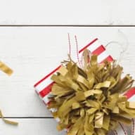 Gör fina paket med pom poms