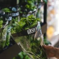 Bild på basilika från ICA Kvantum Märstas odlingsskåp.