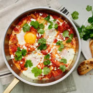 Shakshuka – tomatsås med ägg, kyckling och bönor