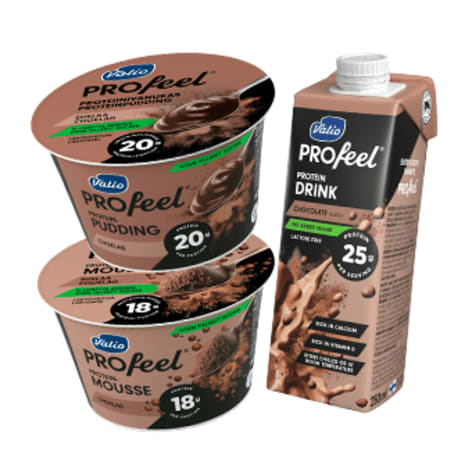 En förpackning med proteindryck står bredvid två förpackningar med proteinpudding.