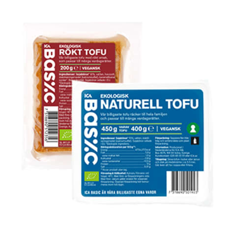 En förpackning rökt tofu och en förpackning naturell tofu ligger bredvid varandra.