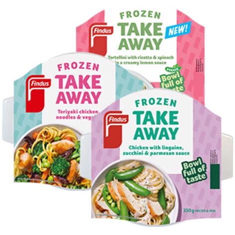 Tre förpackningar med frysta maträtter står uppställda.