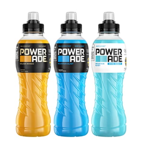 Tre flaskor Powerade sportdryck.
