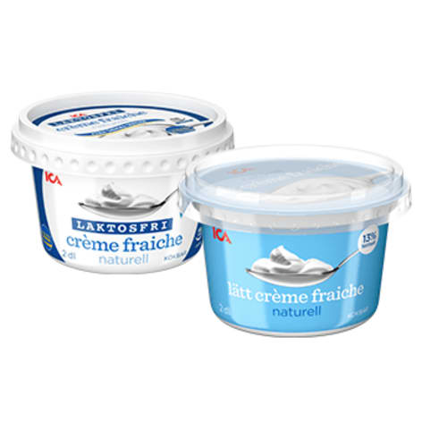 Två förpackningar med crème fraiche står bredvid varandra.