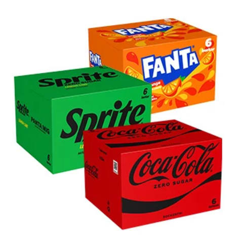Tre förpackningar med läskburkar står staplade med texten Fanta, Sprite och Coca-Cola synlig på varje kartong.