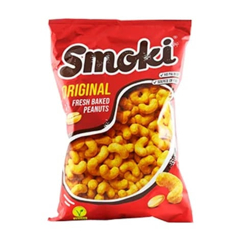 En påse med jordnötsbågar står upprätt.