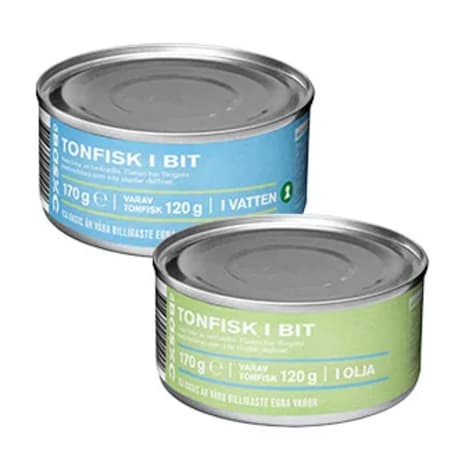 Två konservburkar med tonfisk står brevid varandra.