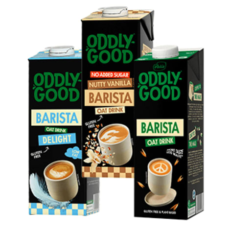 Tre förpackningar med havredryck står uppställda.