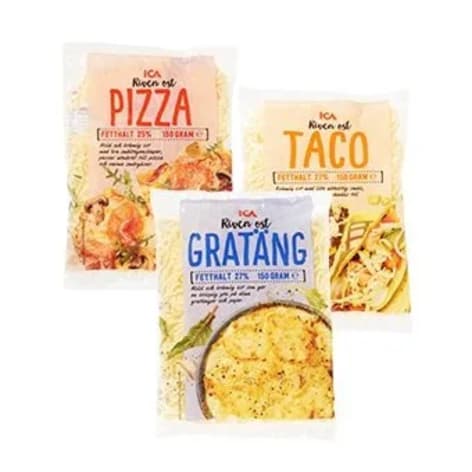 Tre förpackningar riven ost står uppställda.